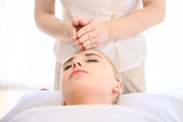 在水疗沙龙接受头部和面部按摩的美丽女人。身体保健的概念和传统泰式按摩放松图片下载