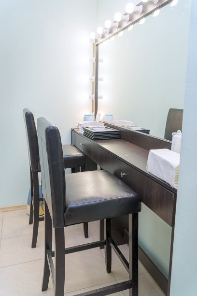 镜子在明亮的更衣室图片下载