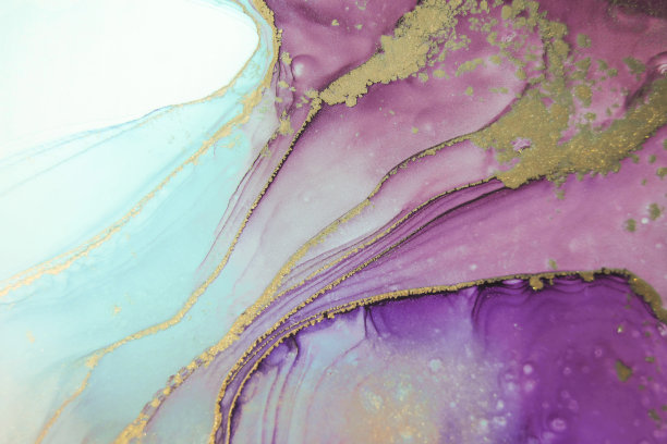 高分辨率豪华抽象流体艺术绘画在酒精墨水技术，混合蓝色和紫色油漆。仿大理石石材切割，纹理金光闪闪。温柔而梦幻的设计。素材图片