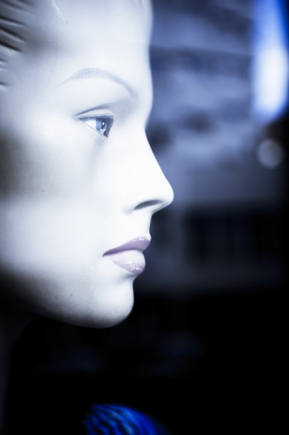 一个女人体模型的肖像。严肃的表情图片下载