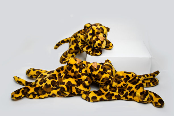 三个玩豹毛绒玩具孤立在一个朴素的白色背景图片下载