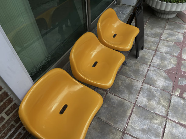 三个橙色的椅子图片下载