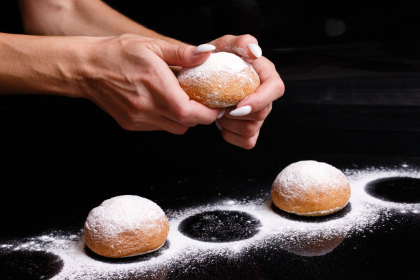 自制的糕点。白面包用手分开。烘焙的照片。图片下载