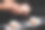 自制的糕点。白面包用手分开。烘焙的照片。图片下载