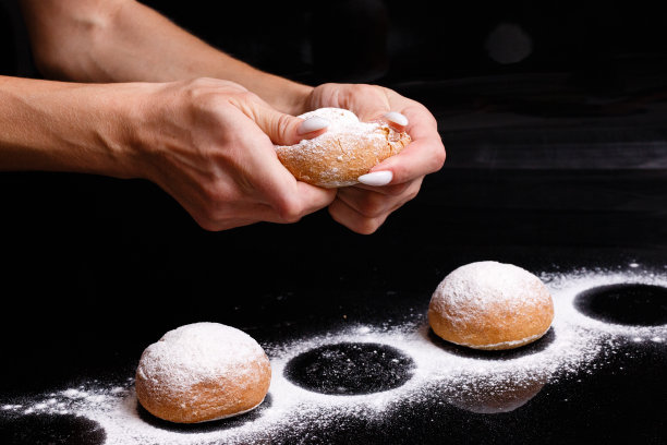 自制的糕点。白面包用手分开。烘焙的照片。图片下载