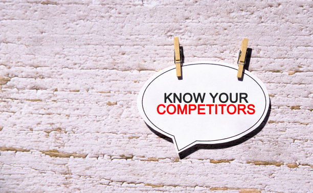 了解你的竞争对手在白色的纸与木制大头针图片下载