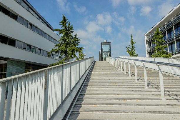 高桥楼梯的低视角(Hoge Brug)与它的电梯。Maas (Meuse)上的自行车或人行桥图片下载