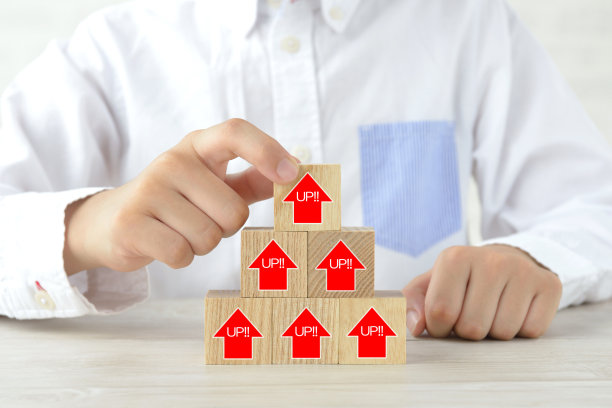 儿童的手和木块与向上的箭头图片下载