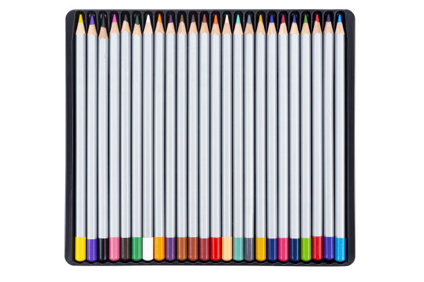 在白色背景上孤立的盒子里的彩色铅笔。关闭了。图片下载