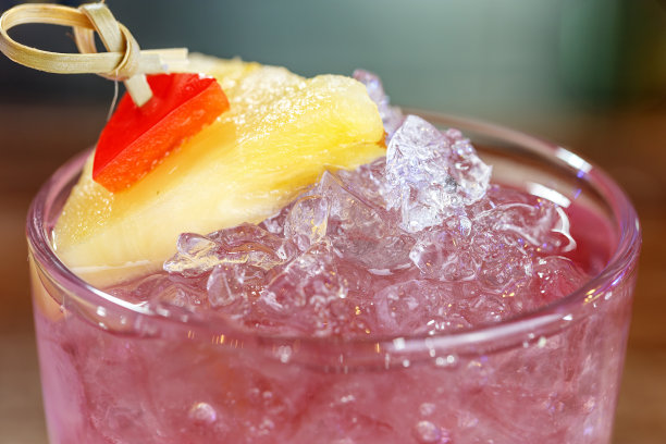 这是一款带有很多冰块的清新鸡尾酒。酒吧菜单的照片。图片下载