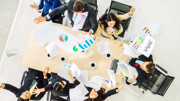 成功的商业人士欢天喜地庆祝图片下载