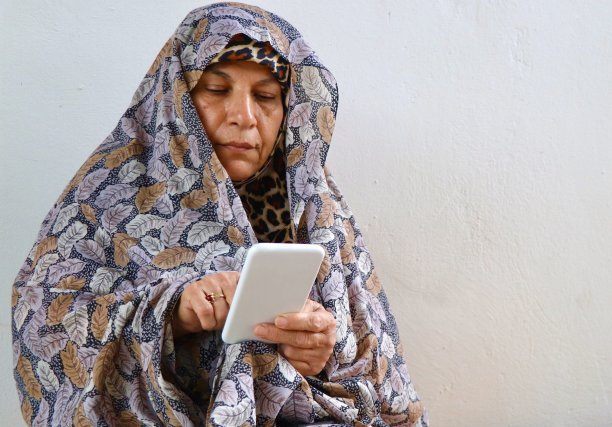 穆斯林妇女与家人进行视频通话图片下载