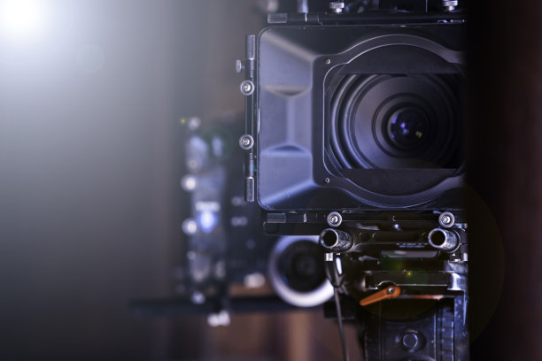 取景器电影摄像机，摄制组制作，幕后背景。软的焦点。图片下载