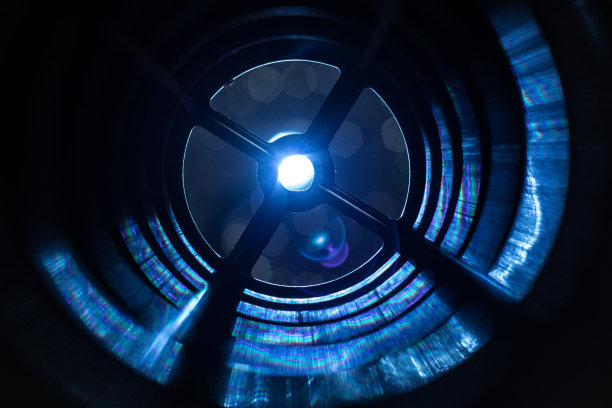 光在隧道的尽头。假的创造性的装饰。图片下载