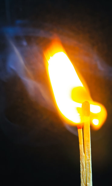 几根火柴在一起燃烧，火焰被隔离在黑色的背景上。图片下载