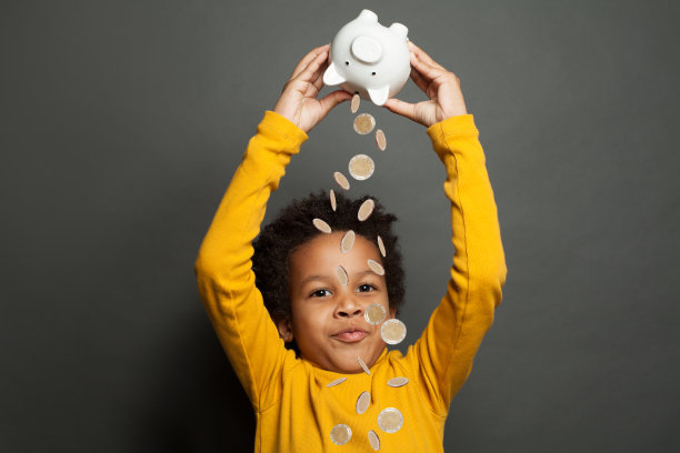 快乐的黑色孩子和金钱雨在黑色的背景图片下载