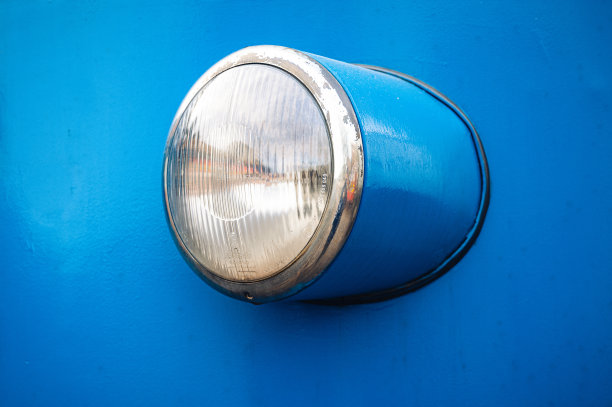 一个蓝色背景上的老式火车车头灯的特写图片下载