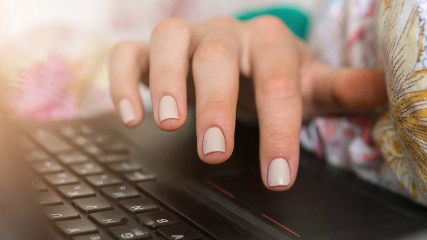 女学生的手与美甲类型的黑色笔记本图片下载