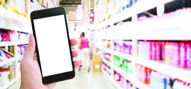 手机模拟，手持智能手机与空白屏幕上模糊杂货店超市商店商店背景和拷贝空间，零售企业电子商务背景，网上购物应用程序模板，横幅图片下载