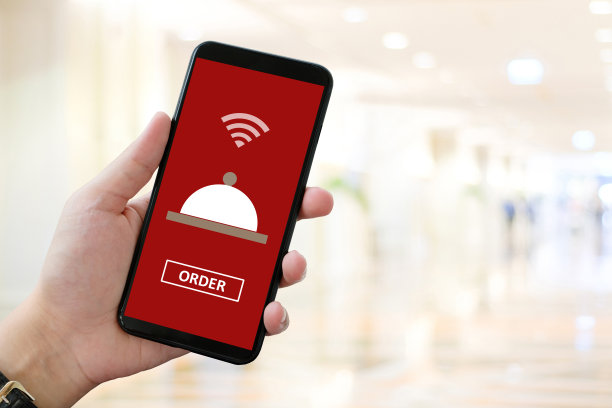 在线食物，外卖，男人通过手机手工点餐，屏幕上的智能手机应用程序通过复制空间，商业和技术，生活方式，呆在家里模糊餐厅背景图片下载