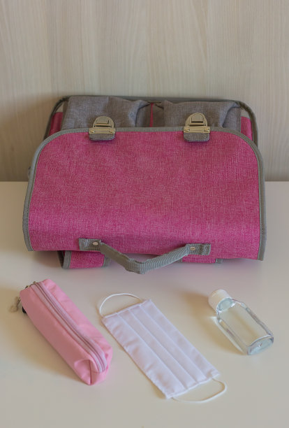 回到学校在一个新的冠状病毒现实概念与粉色书包。保持距离，学校重开，新的正常特写。图片下载