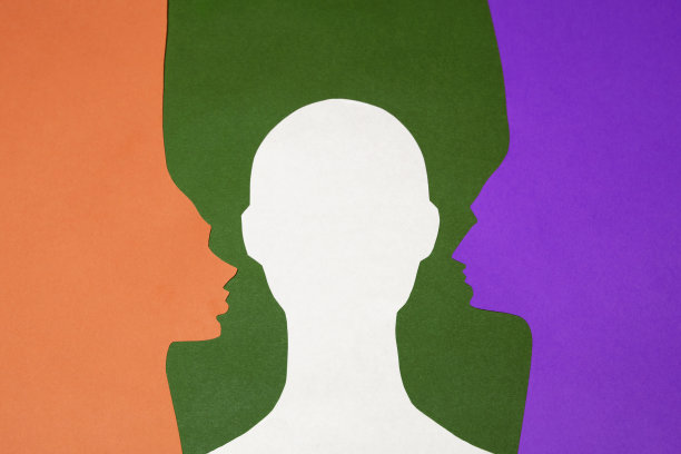 从橙色、绿色、紫色和白色的纸张上剪出纸的侧面和纸的正面图片下载