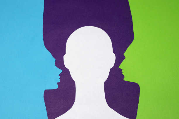 从蓝色、紫色、绿色和白色的纸张上剪出纸的侧面和纸的正面图片下载