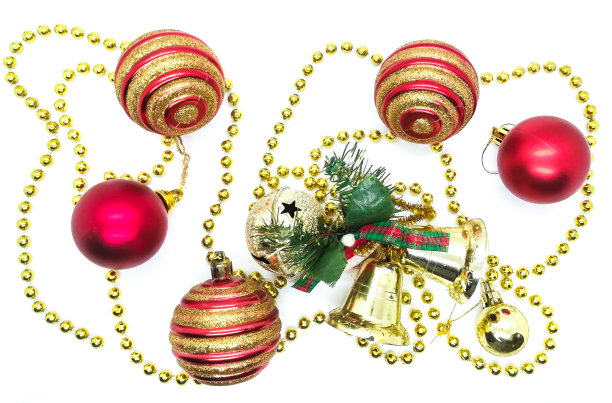 明亮的圣诞装饰品在白色的背景构成图片下载