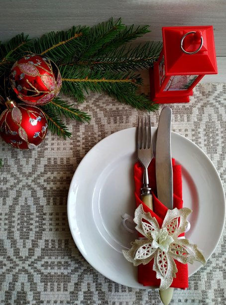 亚麻桌布上的圣诞餐桌摆设。图片下载