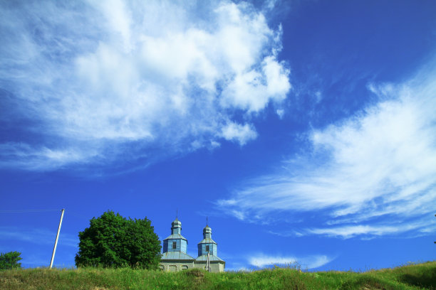 村庄郊区一座山上的教堂。俄罗斯基督教寺庙景观。图片背景图片下载
