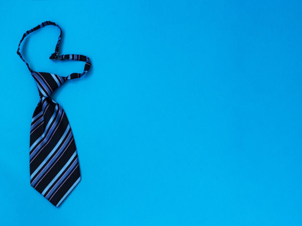 蓝色心形条纹领带上的蓝色背景。本空间图片下载