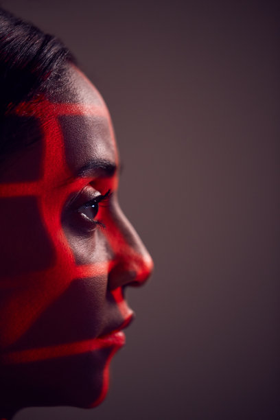 人脸识别技术概念作为女人有红色网格投影到脸部在工作室图片下载