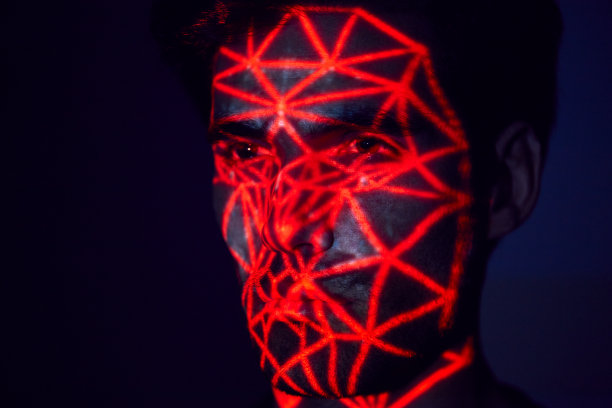 人脸识别技术概念作为人有红色网格投影到脸部在工作室图片下载