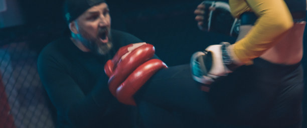 女性拳击手垫训练课程与教练。高踢腿图片下载