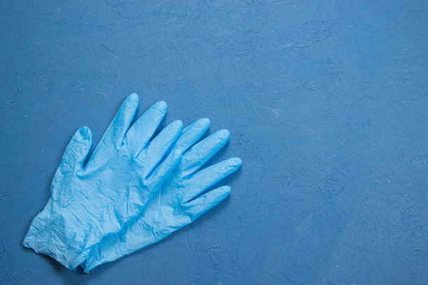 蓝色孤立背景的外科医用手套。2019 - ncov冠状病毒。新型冠状病毒肺炎图片下载