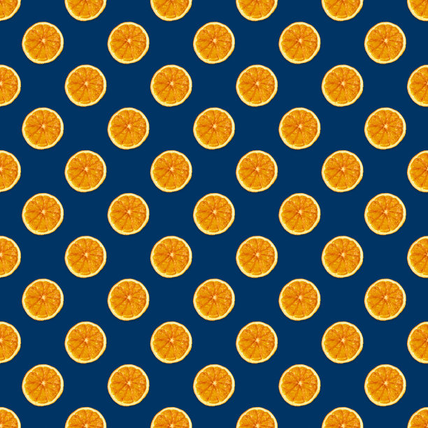 平铺圣诞节无缝图案与干橙色水果在蓝色的背景。图片下载