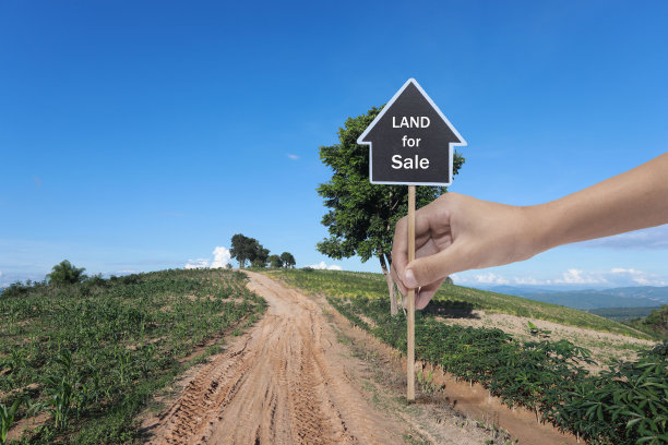 一块广告牌上写着农地用于工业用途出售，图片下载