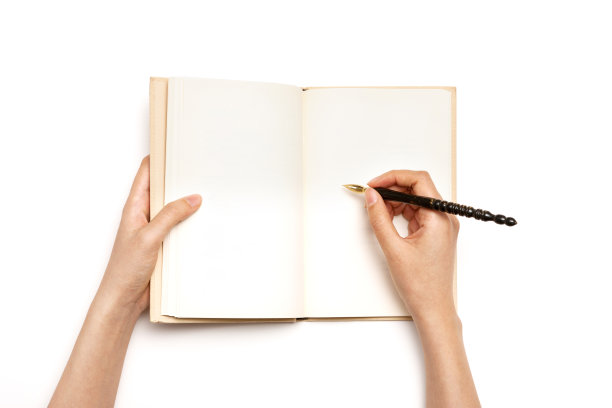 女人手里拿着一本书，用铅笔孤立在白纸上。图片下载