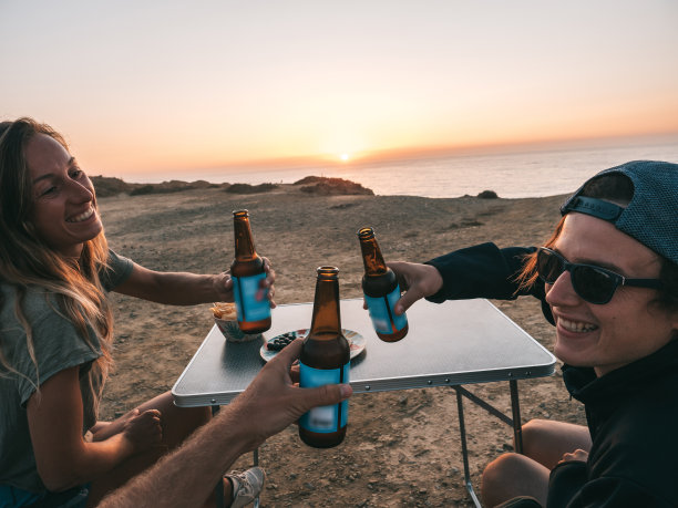 朋友们在日落时喝酒欢呼图片下载