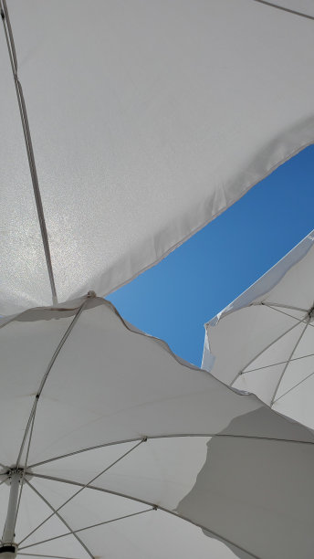 特写里面的白色沙滩伞图片下载