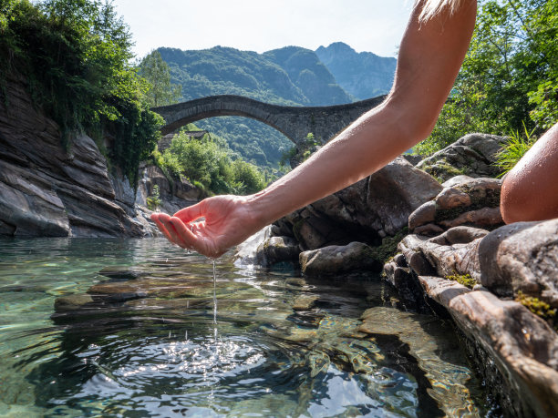 用手从河里舀水图片下载
