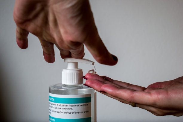 用洗手液消毒女性的双手图片下载