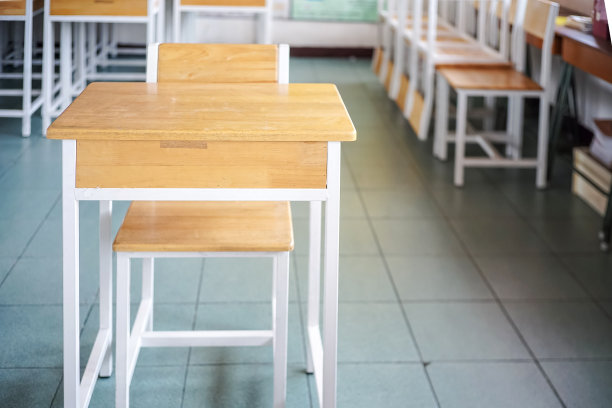 清空教室里的学生课桌和椅子图片下载