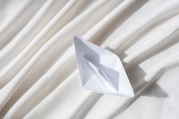 纸船在波涛汹涌的纺织海上图片下载