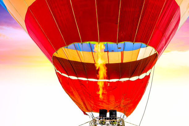 漂浮在天空中的热气球。图片下载