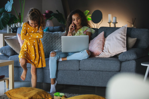 母亲工作时女儿不耐烦图片下载