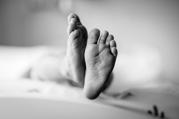 一个小婴儿的脚的特写图片下载