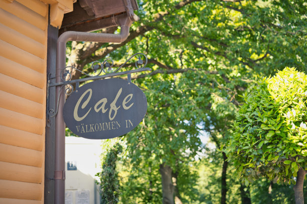 有新鲜绿色背景的咖啡馆招牌图片下载