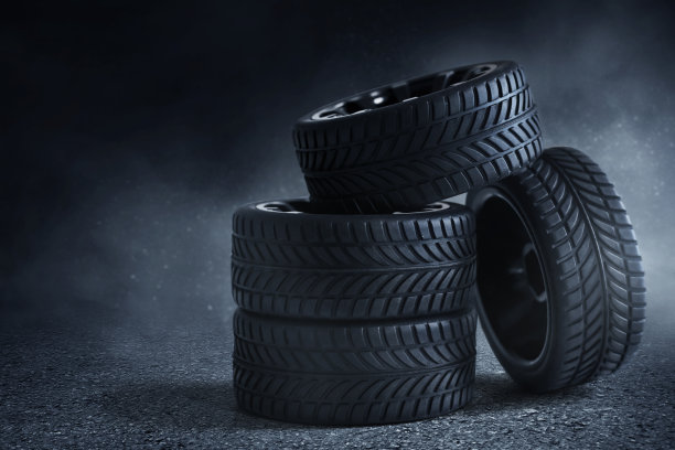 汽车轮胎在街上行驶图片下载