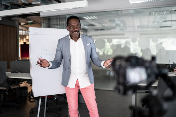 在办公室里录视频的商人图片下载